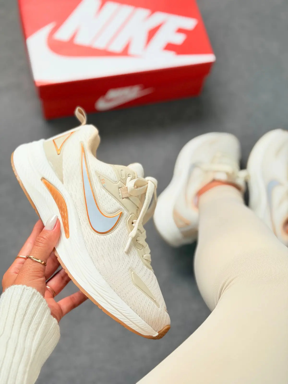 Tênis Nike Running Est 1972 Feminino - Bege Dourado Retrô
